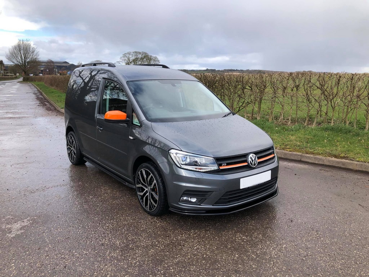 Front spoiler glanzend zwart passend voor VW Caddy 4 model 2015 - 2021