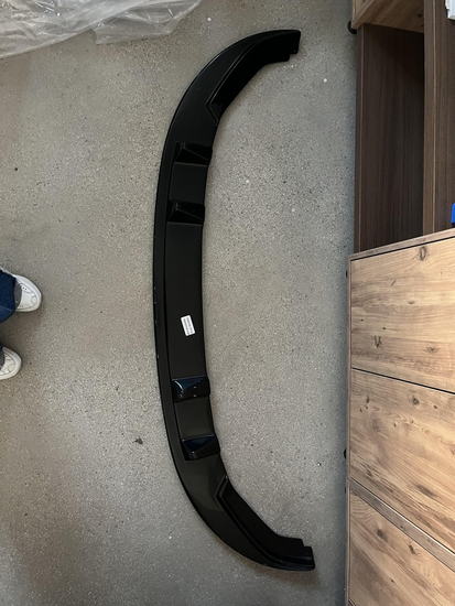 Front spoiler glanzend zwart passend voor VW Transporter T6.1 model 2019 - 2024 versie 2
