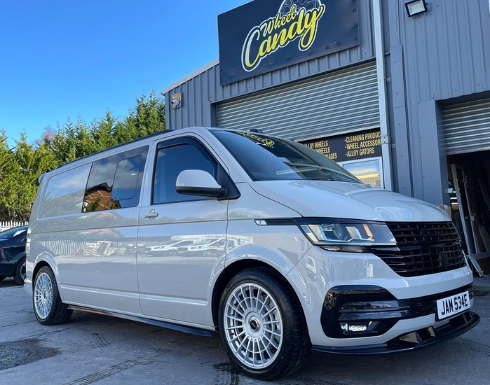 Front spoiler glanzend zwart passend voor VW Transporter T6.1 model 2019 - 2024 versie 2