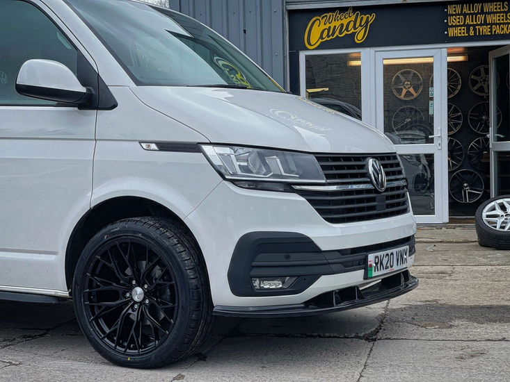 Front spoiler glanzend zwart passend voor VW Transporter T6.1 model 2019 - 2024 versie 2