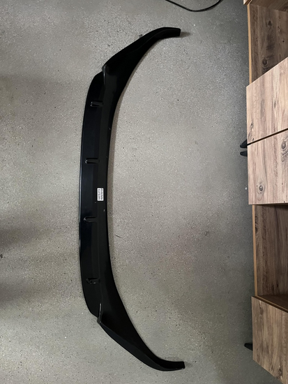 Front spoiler glanzend zwart passend voor VW Caddy 5 model 2020 - heden