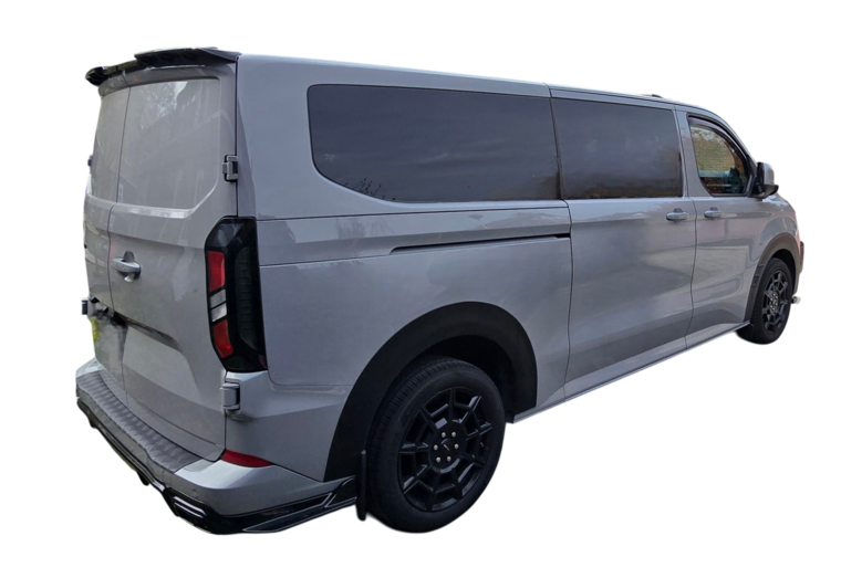 Glanzend zwarte diffuser passend voor Ford Tourneo en Ford Transit Custom model vanaf 2023