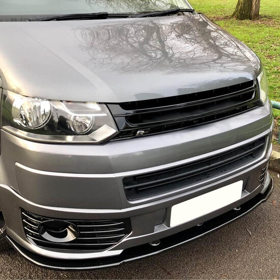 Glanzend zwarte frontlip passend voor VW Transporter T5 model 2010 - 2015 met sportline voorbumper