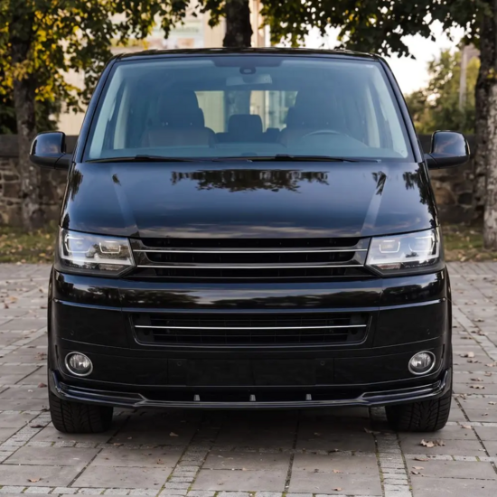 Glanzend zwarte frontlip passend voor VW Transporter T5.1 model 2009 - 2014