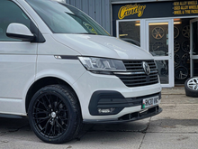 Front spoiler glanzend zwart passend voor VW Transporter T6.1 model 2019 - 2024 versie 2