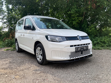Front spoiler glanzend zwart passend voor VW Caddy 5 model 2020 - heden versie 2