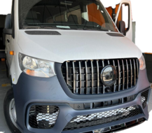 Sport look voorbumper passend voor Mercedes Sprinter W907 met glanzend zwarte grille